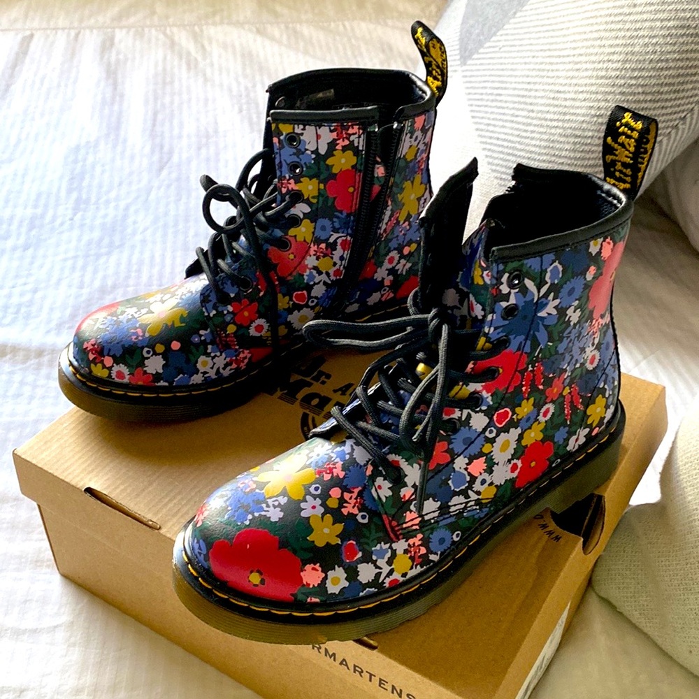 Dr Martens boots. Size 2. Never worn. Free shipping within Canada.